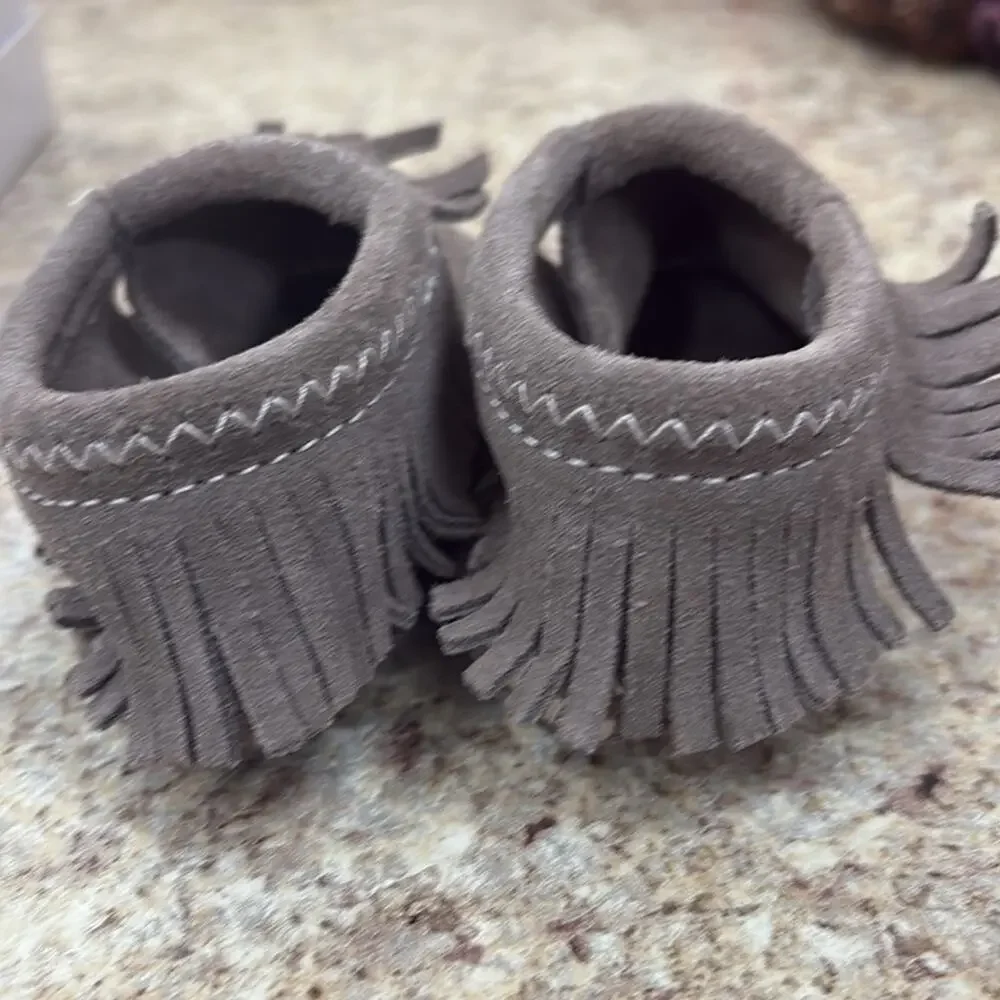 Minnetonka Riley Kids Size 4 Fringe Moccasins Grey booties